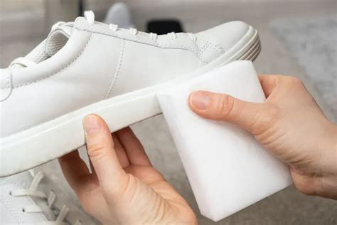 Witte sneakers schoonmaken: zo worden ze weer .